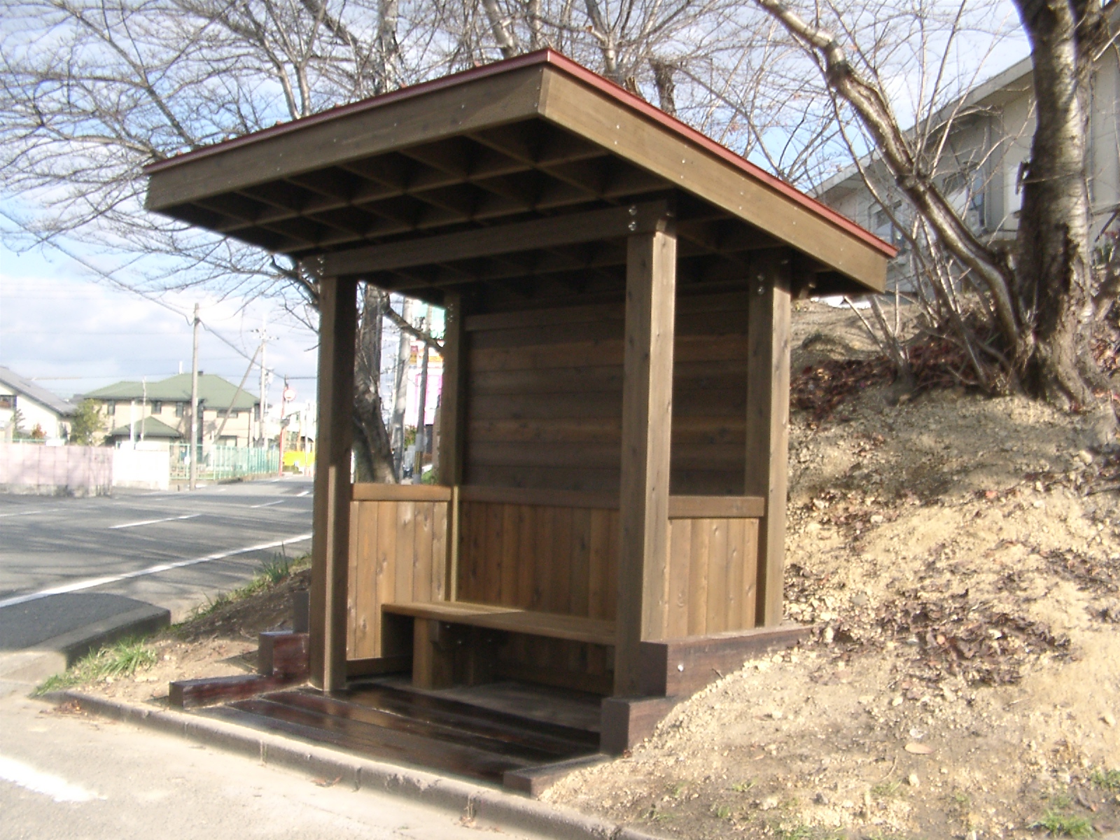 木造バス停留所